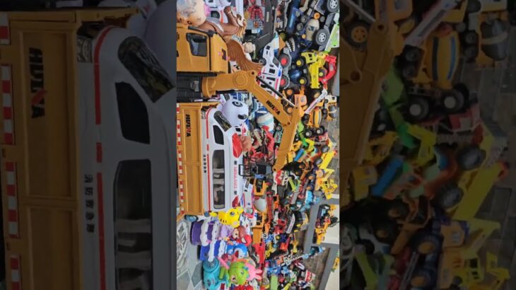 救急車（ミニカー）たちが坂道走る。緊急走行テスト。サイレン鳴る トミカMiniature ambulances drive up a hill. Emergency driving test.toys