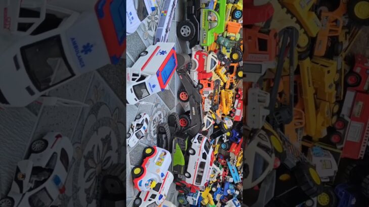救急車（ミニカー）たちが坂道走る。緊急走行テスト。サイレン鳴る トミカMiniature ambulances drive up a hill. Emergency driving test#toys