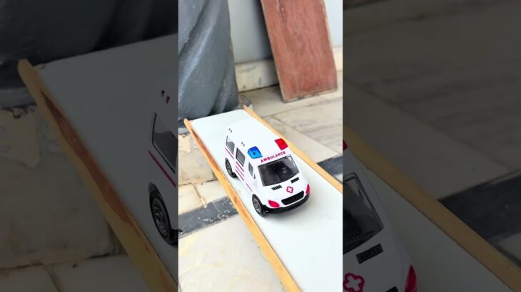 救急車（ミニカー）たちが坂道走る。緊急走行テスト。サイレン鳴る トミカMiniature ambulances drive up a hill. ambulance driving test. #06