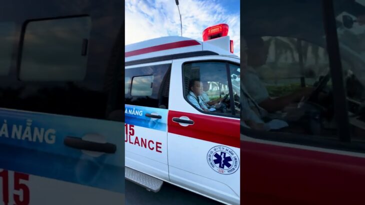 救急車を追い越すバイクタクシー！ベトナム・ダナンの日常 | Motorbike Taxi Overtakes Ambulance in Da Nang Vietnam!