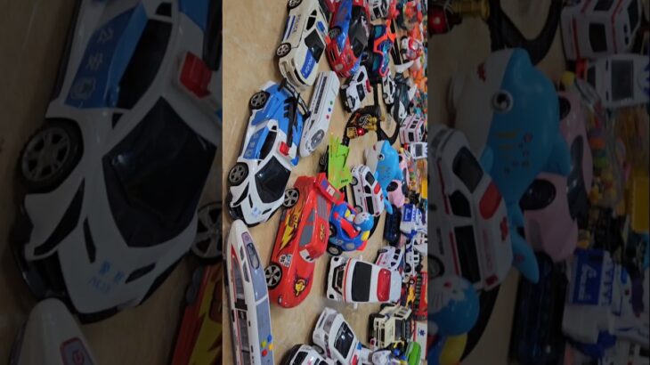 toys,救急車（ミニカー）たちが坂道走る。緊急走行テスト。サイレン鳴る トミカMiniature ambulances drive up a hill. Emergency driving test
