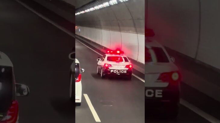 高速道路上でパトカー緊急走行シーン