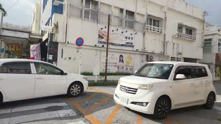 沖縄市中央パークアベニューに緊急走行で現場に入る覆面パトカー