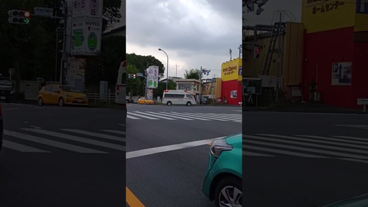 府中市内緊急走行中の救急車