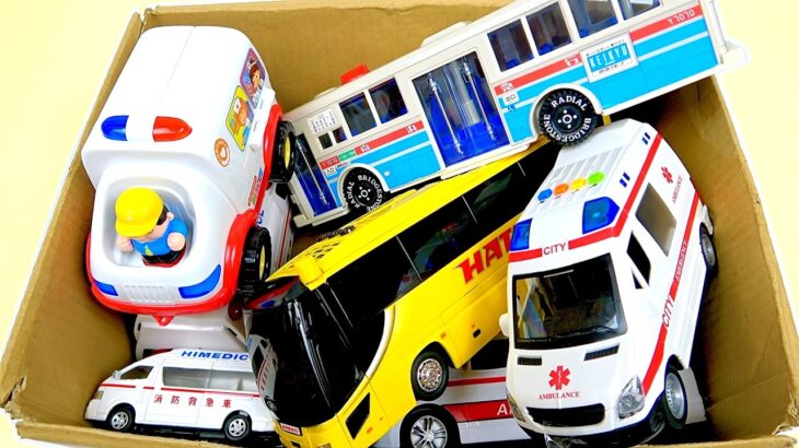 救急車とバスのミニカーが一気に走る！緊急走行テスト！サイレン鳴らす