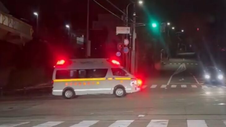 🚨夜の赤信号の交差点を緊急走行🚨救急車🚨響き渡るサイレン🚨 #救急車 #緊急走行 #サイレン #赤色灯