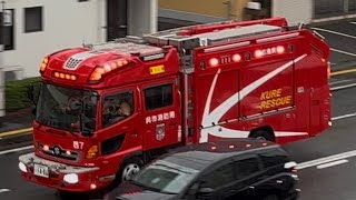 消防車2台　緊急走行　レスキュー車　資材搬送車