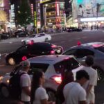 2026年8月15日_新宿駅東口覆面パトカー4台緊急走行