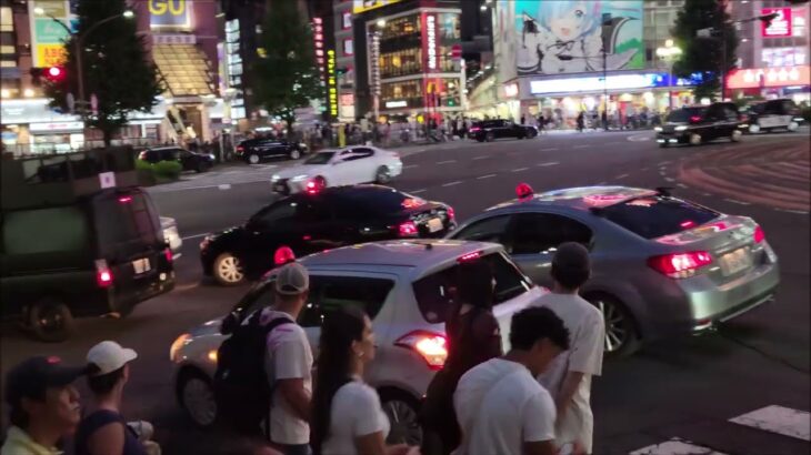 2026年8月15日_新宿駅東口覆面パトカー4台緊急走行