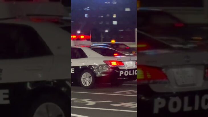 新大阪駅前を緊急走行する 大阪府警察210系パトカー
