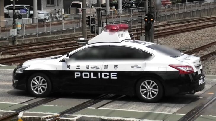 埼玉県警察 所沢警察署 警邏パトカー（所沢3号）  所沢第10号踏切を緊急走行