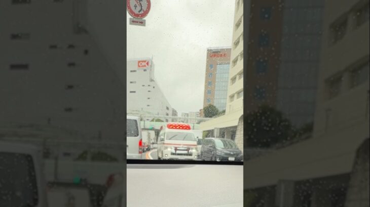藤沢駅付近の国道467号線を緊急走行するアクティビーコン搭載ハイメディック救急車【藤沢市消防局】