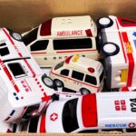 救急車のミニカーが箱に並びました。チェック、坂道を緊急走行テスト☆Ambulance Toy Run Down The Slope. Emergency Drive Test!