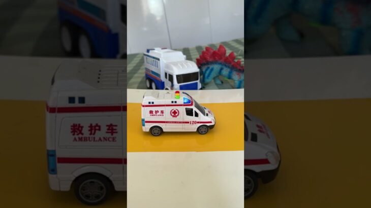 救急車のミニカー走る☆緊急走行テスト☆坂道走るよ｜ Ambulance miniature car runs! Emergency driving test