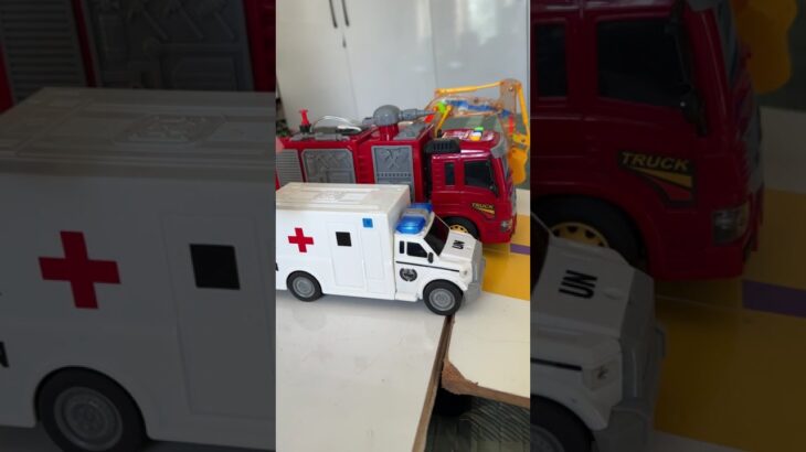 救急車のミニカー走る☆緊急走行テスト☆坂道走るよ｜ Ambulance miniature car runs! Emergency driving test