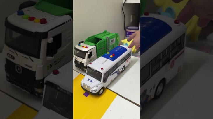 救急車のミニカー走る☆緊急走行テスト☆坂道走るよ｜ Ambulance miniature car runs! Emergency driving test