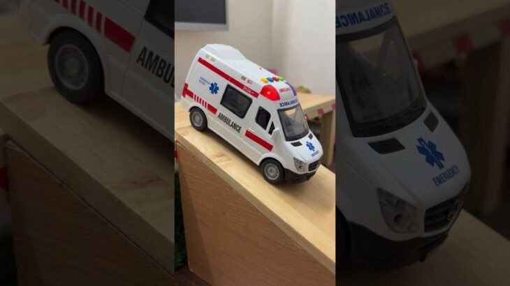救急車のミニカー走る☆緊急走行テスト☆坂道走るよ｜ Ambulance miniature car runs! Emergency driving test