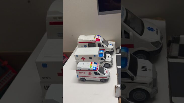 救急車のミニカー走る！緊急走行テスト。坂道走る☆Ambulance minicar runs in an emergency! Slope driving test