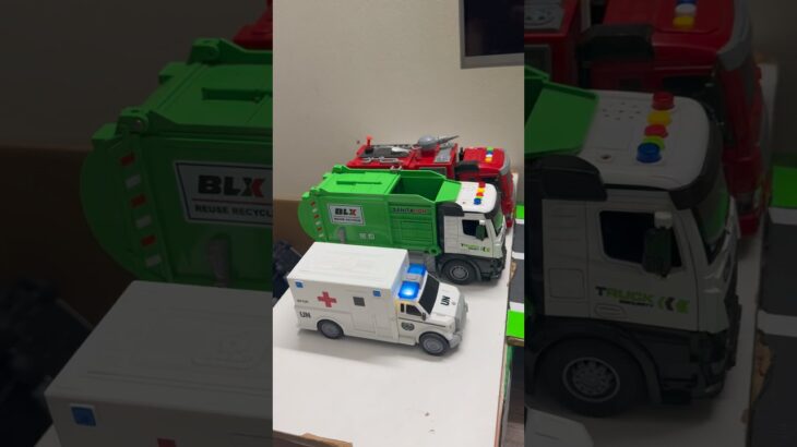 救急車のミニカー走る！緊急走行テスト。坂道走る☆Ambulance minicar runs in an emergency! Slope driving test