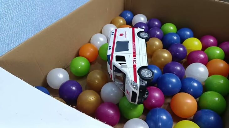 救急車のミニカー走る！緊急走行テスト！坂道走行です☆ Ambulance minicar runs in an emergency with sirens sounding!