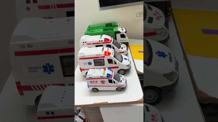 救急車のミニカー走る！緊急走行。坂道走行テストします☆ Ambulance minicar runs on the slope in an emergency with sirens on!