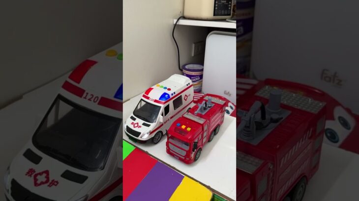 救急車パトカー消防車のミニカーが走る走る！坂道を緊急走行テスト Ambulance police car Minicar of fire truck run run! Slope drive test