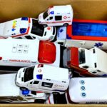 救急車（ミニカー）たちが坂道走る。緊急走行テスト。サイレン鳴る トミカMiniature ambulances drive up a hill. Emergency driving test.