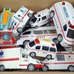 救急車（ミニカー）たちが坂道走る。緊急走行テスト。サイレン鳴る トミカMiniature ambulances drive up a hill. Emergency driving test.