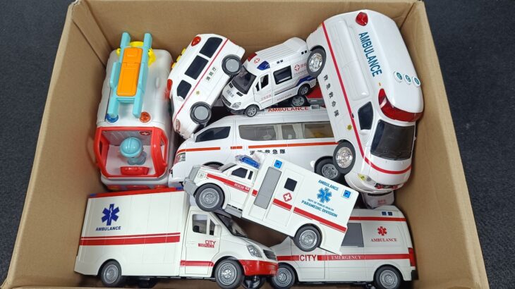 救急車（ミニカー）たちが坂道走る。緊急走行テスト。サイレン鳴る トミカMiniature ambulances drive up a hill. Emergency driving test.