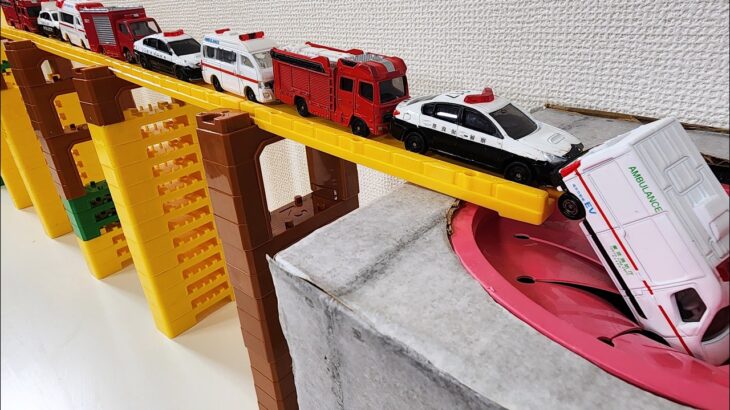 トミカ☆緊急車両のミニカーがトミカシステムの坂道を走る！ 坂道走行テスト TOMICA☆Emergency Vehicles Run a Slope