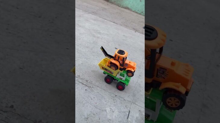 ミニ救急車が坂道を走る！緊急走行テスト！ #toys #automobile #police #policeofficer #ambulance