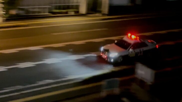 パトカー　緊急走行