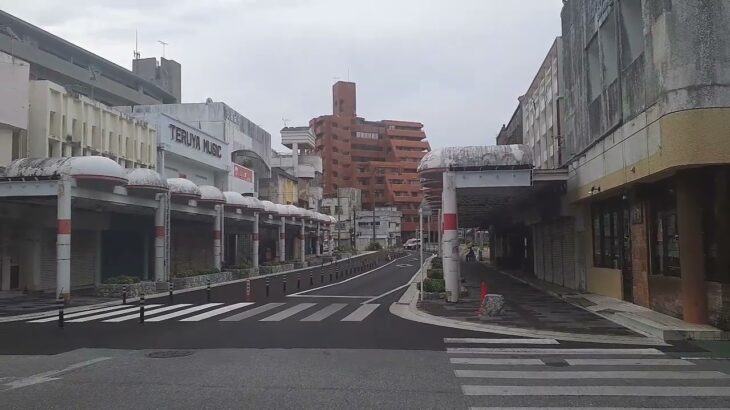 沖縄市胡屋　軽食フリーダム　緊急走行駆け付けるパトカー
