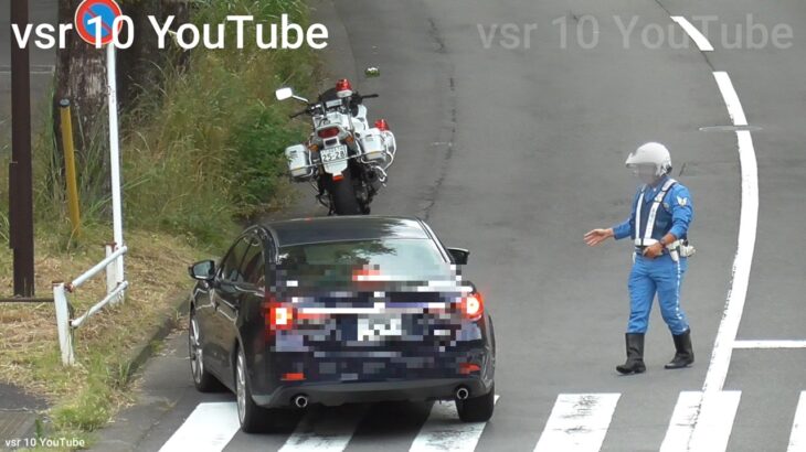 ばあさん…それで止まったつもり？ミラー越しに見える不満顔！！白バイがお咎め！！