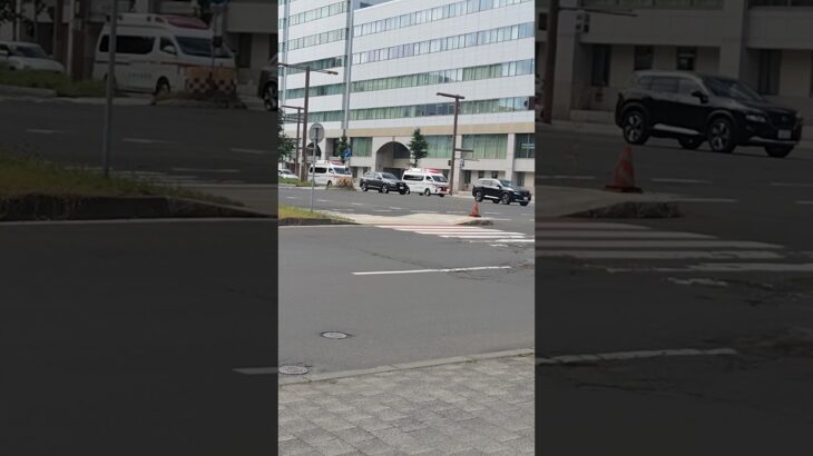 救急車の隣を緊急走行する救急車！忙しいですね！お疲れ様です。#札幌市消防局#緊急走行#救急車#サイレン#忙しい#かっこいい#お疲れ様