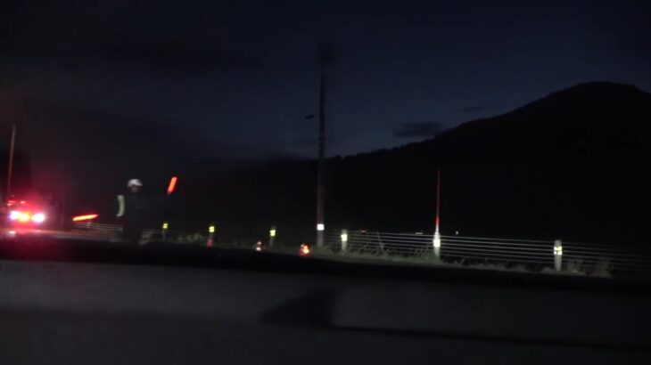 警察パトカー３台いる前で堂々と一時停止無視！　動画最後に警察パトカー緊急走行で超加速！