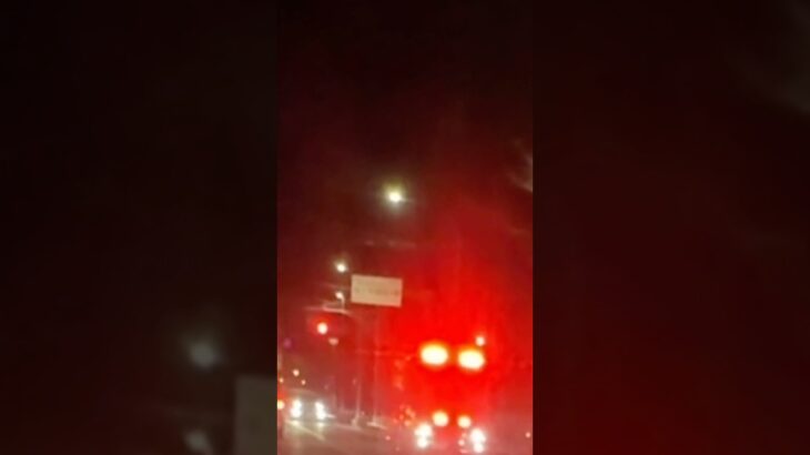 警鐘を鳴らし火災現場緊急走行する消防車【大和市消防本部】
