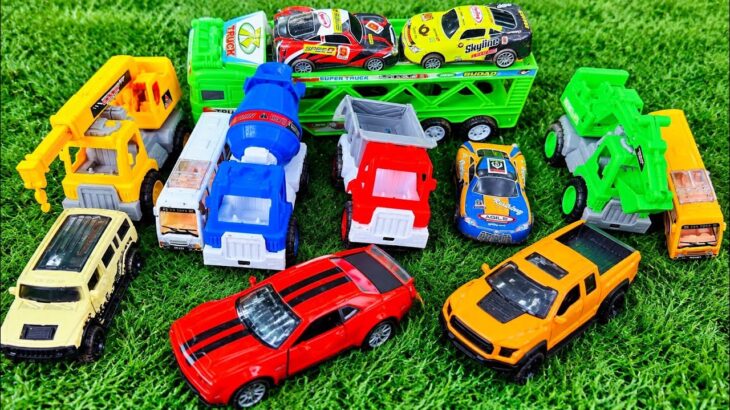 箱に並べられた『救急車』のミニカーで緊急走行テストをしました。色んな車たちの走りをお楽しみください！