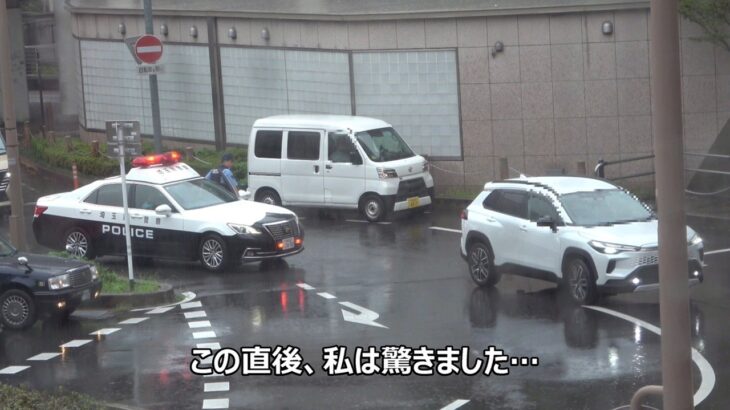 【小学生の子供を乗せてありえない運転！】パトカーが監視する停止線をほぼノーブレーキで走り抜けたカローラクロスを警察官がずぶ濡れになりながら検挙したナイス取締りの一部始終!!