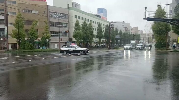 【緊急走行】220系クラウンパトカーが水しぶきを上げて交差点進入!鹿児島県警察地域課西3