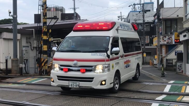 【緊急走行】京阪本線御殿山駅前の踏切を渡り右折する救急車。枚方寝屋川消防組合　枚方救急5（渚救急1代替運用）   #枚方寝屋川消防組合 #枚方寝屋川消防本部 #救急車 #消防車 #緊急走行
