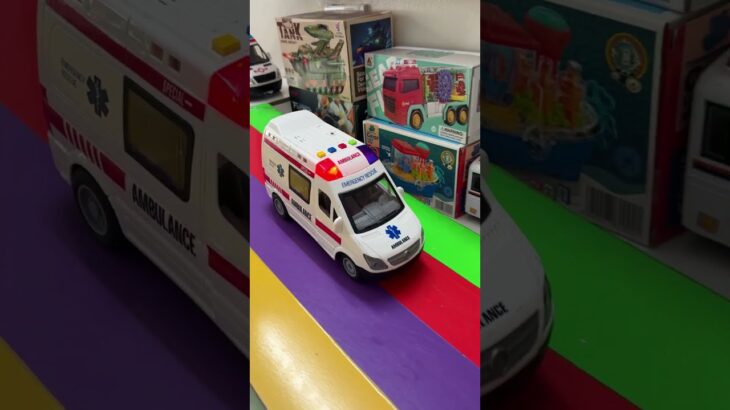 救急車のミニカー走る☆緊急走行テスト☆坂道走るよ｜ Ambulance miniature car runs! Emergency driving test