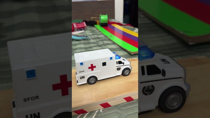 救急車のミニカー走る☆緊急走行テスト☆坂道走るよ｜ Ambulance miniature car runs! Emergency driving test