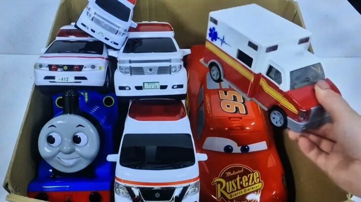 救急車ミニカーが走る。緊急走行テスト! 坂 道走る! サイレン鳴る☆ Ambulance minicar runs in an emergency with sirens sounding