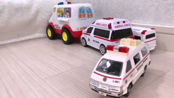 救急車（ミニカー）たちが坂道走るよ！緊急走行テスト！サイレン鳴る☆Ambulance minicar runs on a slope! Emergency driving test