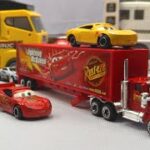 救急車（ミニカー）たちが坂道走る。緊急走行テスト。サイレン鳴る トミカMiniature ambulances drive up a hill. Emergency driving test.