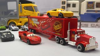 救急車（ミニカー）たちが坂道走る。緊急走行テスト。サイレン鳴る トミカMiniature ambulances drive up a hill. Emergency driving test.