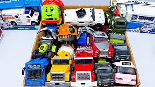 救急車（ミニカー）たちが坂道走る。緊急走行テスト。サイレン鳴る トミカMiniature ambulances drive up a hill. Emergency driving test.