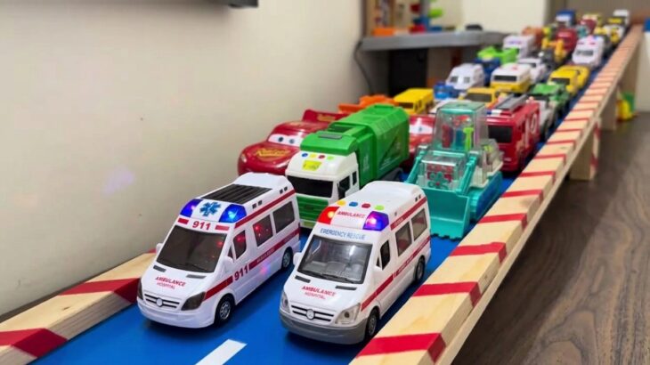 救急車（ミニカー）たちが坂道走る。緊急走行テスト。サイレン鳴る トミカMiniature ambulances drive up a hill. Emergency driving test.