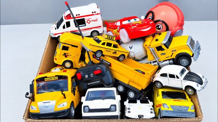 救急車（ミニカー）たちが坂道走る。緊急走行テスト。サイレン鳴る トミカMiniature ambulances drive up a hill. Emergency driving test.